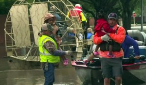 A Houston, des secouristes volontaires sur les flots