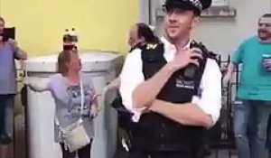Un policier chargé de la sécurité du carnaval de Notting Hill devient la star des réseaux sociaux pour une danse endiabl