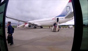 Cette passagère risque sa vie en courant derrière un avion pour recuperer sa valise... Inconsciente