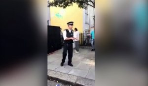 Un policier fait une chorégraphie pendant un carnaval !