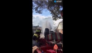 Ces pompiers utilisent un moteur de bateau pour éteindre un incendie dans les inondations de l'ouragan Harvey à Houston