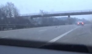 Un homme roule vite sur l’autoroute pour échapper à la police