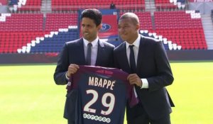 Foot - Transferts - PSG : Mbappé pose avec le maillot du Paris-Saint-Germain