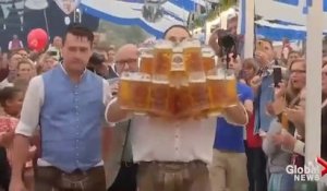 Un homme remporte le record du monde du porté de bières en Allemagne