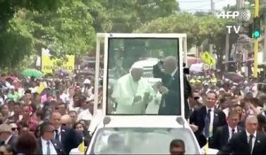 Le pape François se prend la vitre de la papamobile en pleine face...