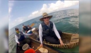 Un requin attaque des pêcheurs sur des canoës !