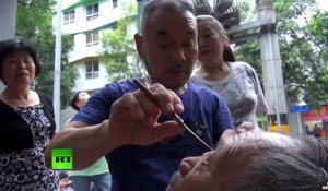 Chine : un barbier nettoie les yeux de ses clients avec un rasoir