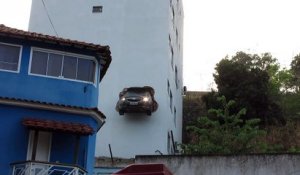 Mais comment cette voiture se retrouve encastrée dans le mur d'un immeuble, au 2eme étage ???