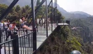 Une fille fait de la balançoire sous 300 mètres de vide