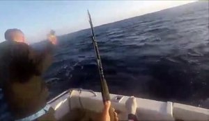 Un pêcheur en mer se fait presque décapiter par un requin