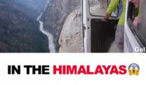 Rouler en bus sur la route la plus dangereuse de l'Himalayas... Terrifiant