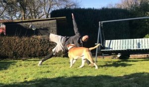 Un homme tente de faire du yoga avec son chien !