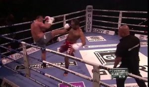 Ce boxeur se retrouve avec le nez en travers du visage après un violent coup de genou