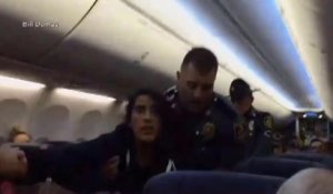 Une femme éjectée de force d'un avion après son refus !! Southwest Airlines
