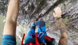 Un chien et son maitre escalade une falaise rocheuse sans peur !