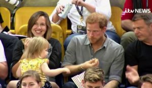 Le Prince Harry se fait voler son Pop-Corn par une fillette