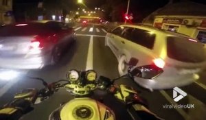 Ce motard et cet automobiliste se lancent dans une course en pleine rue et ça fini mal