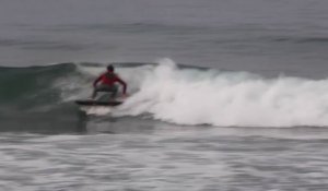 Il fait du surf.. sur une TV écran plat géante ! La Fnac vend des surfs maintenant ?