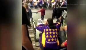 À genou pendant l’hymne américain, une femme leur jette un verre au visage (Vidéo)