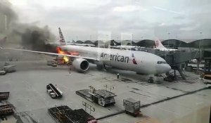 En plein embarquement d'un avion, le chargement prend feu!