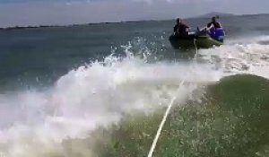 Deux personnes sur une bouées s'envolent après le choc d'une vague