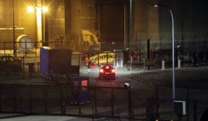 Feu d'artifice de Greenpeace devant une centrale nucléaire