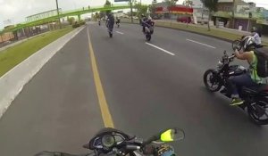 Ses potes bikers font les cons en moto et c'est lui qui chute... Pas de chance
