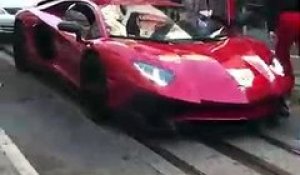 Un homme court sur une Lamborghini Aventador juste pour rire... Et c'est une mauvaise idée !!