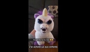 Cet maman fait une sale blague à son bébé et lui fiche la trouille de sa vie!