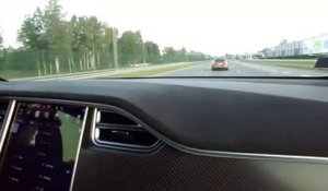 Grosse surprise pour cette Tesla Model X P90D et cette BMW M5 qui faisaient la course sur une autoroute russe
