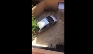 Ce débile détruit sa voiture en essayant de sortir de sa cour