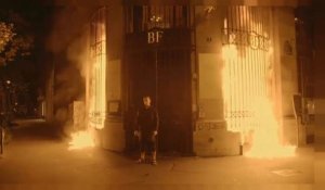Un artiste russe met le feu à la Banque de France