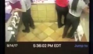 Un employé d'un restaurant vs Une machine d'Ice Tea !