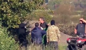 Un fermier anglais se bat avec des manifestants qui sont sur ses terres avant de les renverser avec son quad