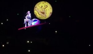 La chanteuse Katy Perry se retrouve coincée en l'air en plein concert - VIDEO