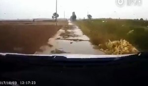 Cet automobiliste roule sur une route en mauvais état et va vite le regretter...