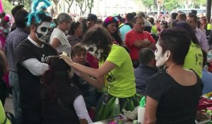 Mexique: défilé à Mexico à l'approche du Jour des morts