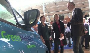 Elisabeth Borne visite le salon Autonomy consacré au futur de la mobilité urbaine à Paris