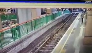 Un fou pousse une femme sur les rails du métro sans raison