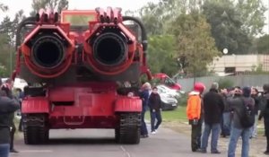 Voici le camion de pompier le plus puissant du monde : ancien tank de l'armée
