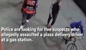 Un livreur de pizza se fait violemment carjacker par une bande d'adolescents
