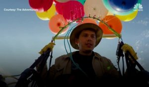 Il accroche 100 ballons d'hélium à sa chaise de camping et s'envole à plus de 2 km d'altitude