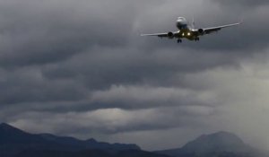 Cet avion touche le sol et repart en urgence dans les airs ! Salzburg Airport - Autriche