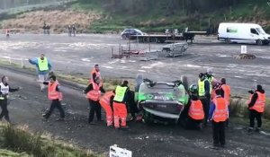 Un pilote de Rallye rate un saut et termine sur le toit