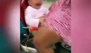 Bébé joue à coucou / caché sous la robe de maman en vélo !