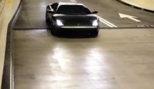 Parking gratuit pour le conducteur d'une Lamborghini...