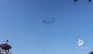 Apparition d'un énorme cercle de fumée noire dans le ciel en Angleterre !