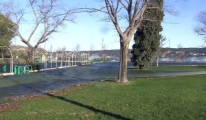 L'Etang de l'Olivier déchaîné, déborde.