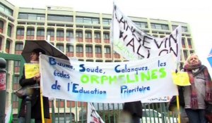 Des images de la manifestation et les réactions de parents et d'enseignants