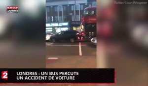 Londres : un bus fonce dans un accident de voiture (Vidéo)